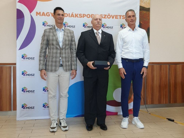 Gratulálunk Gózon tanár úr díjához!